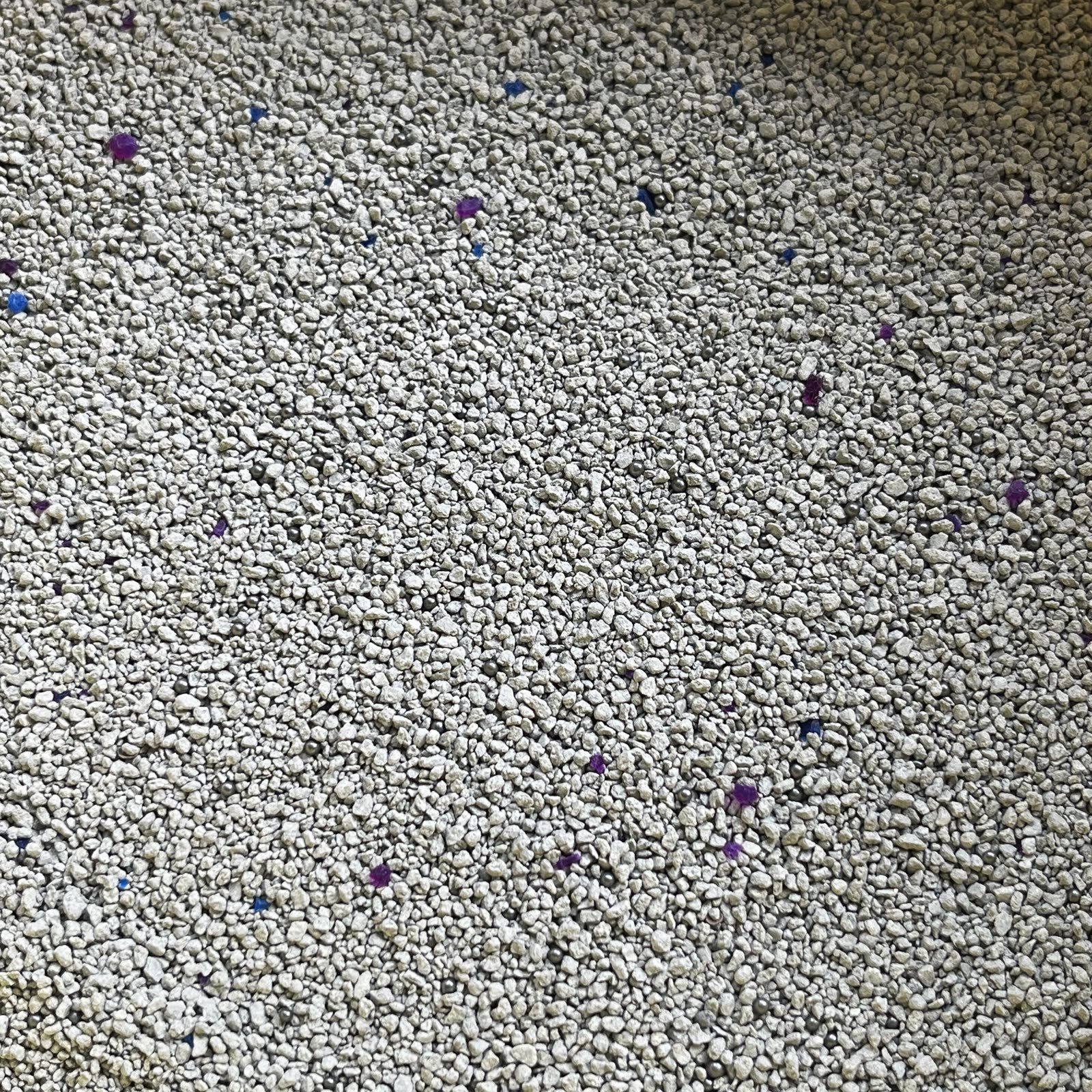 little blue mineral bentonite cat litter with blue purple and carbon ball particles