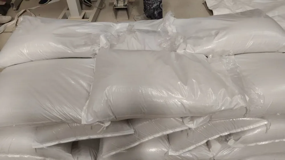 Plain 25kg white woven bags for bulk bentonite cat litter packing